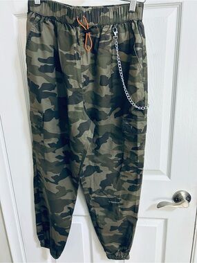 Women’s  Camouflage Cargo Jogger Pants - Olive Camo